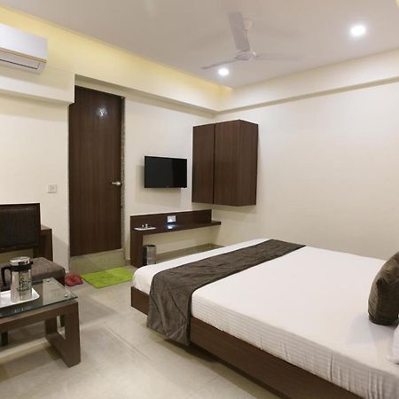 Hotel Luxura, Ahmedabad Exterior photo