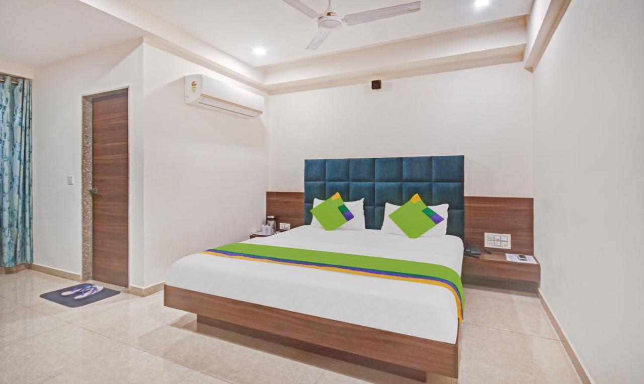 Hotel Luxura, Ahmedabad Exterior photo