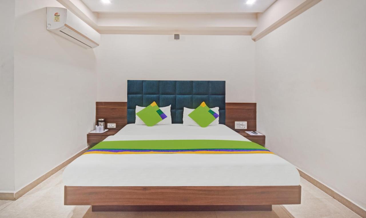 Hotel Luxura, Ahmedabad Exterior photo
