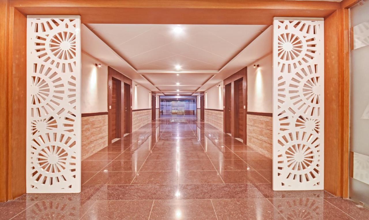 Hotel Luxura, Ahmedabad Exterior photo