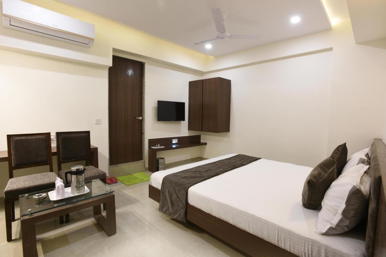 Hotel Luxura, Ahmedabad Exterior photo
