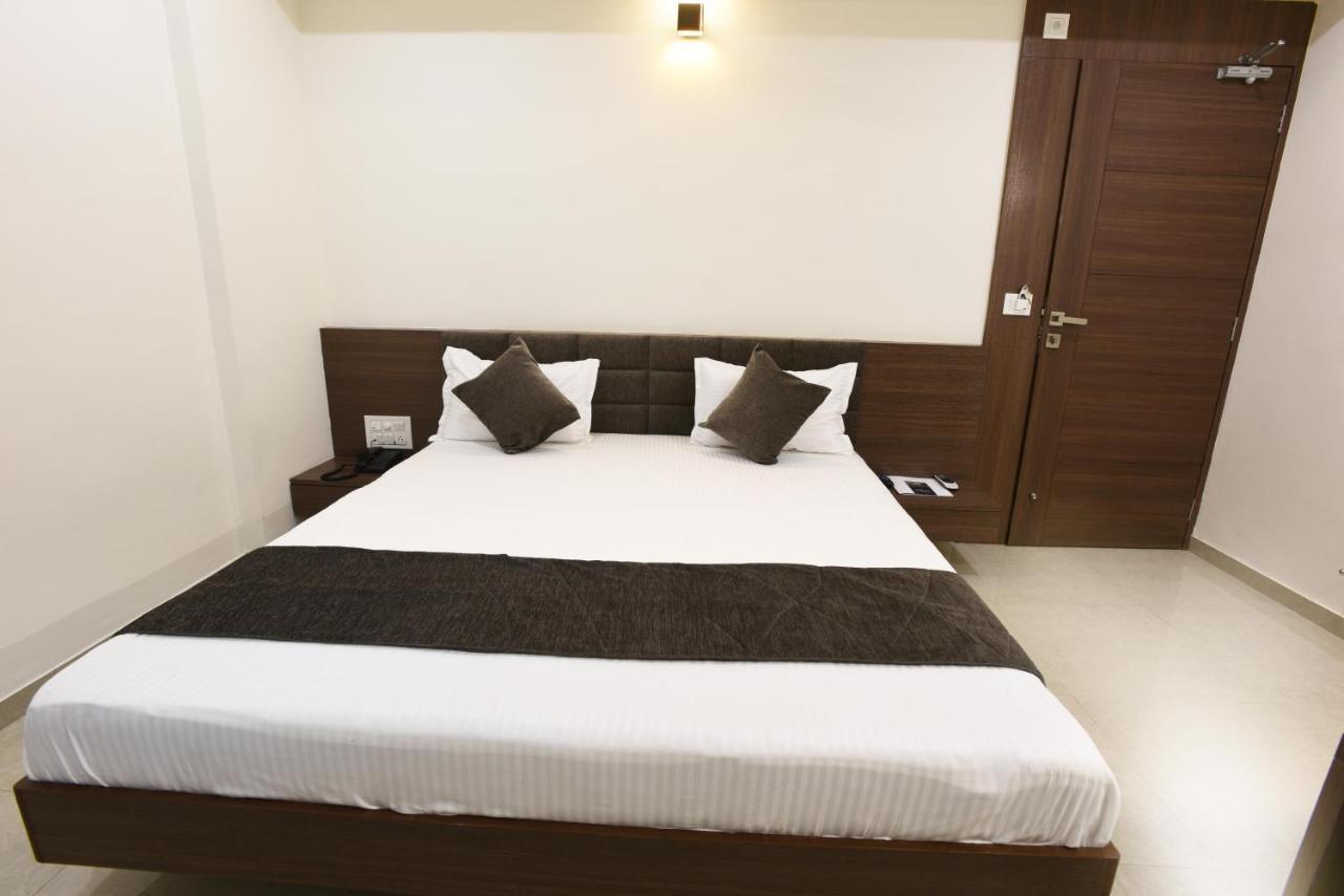 Hotel Luxura, Ahmedabad Exterior photo