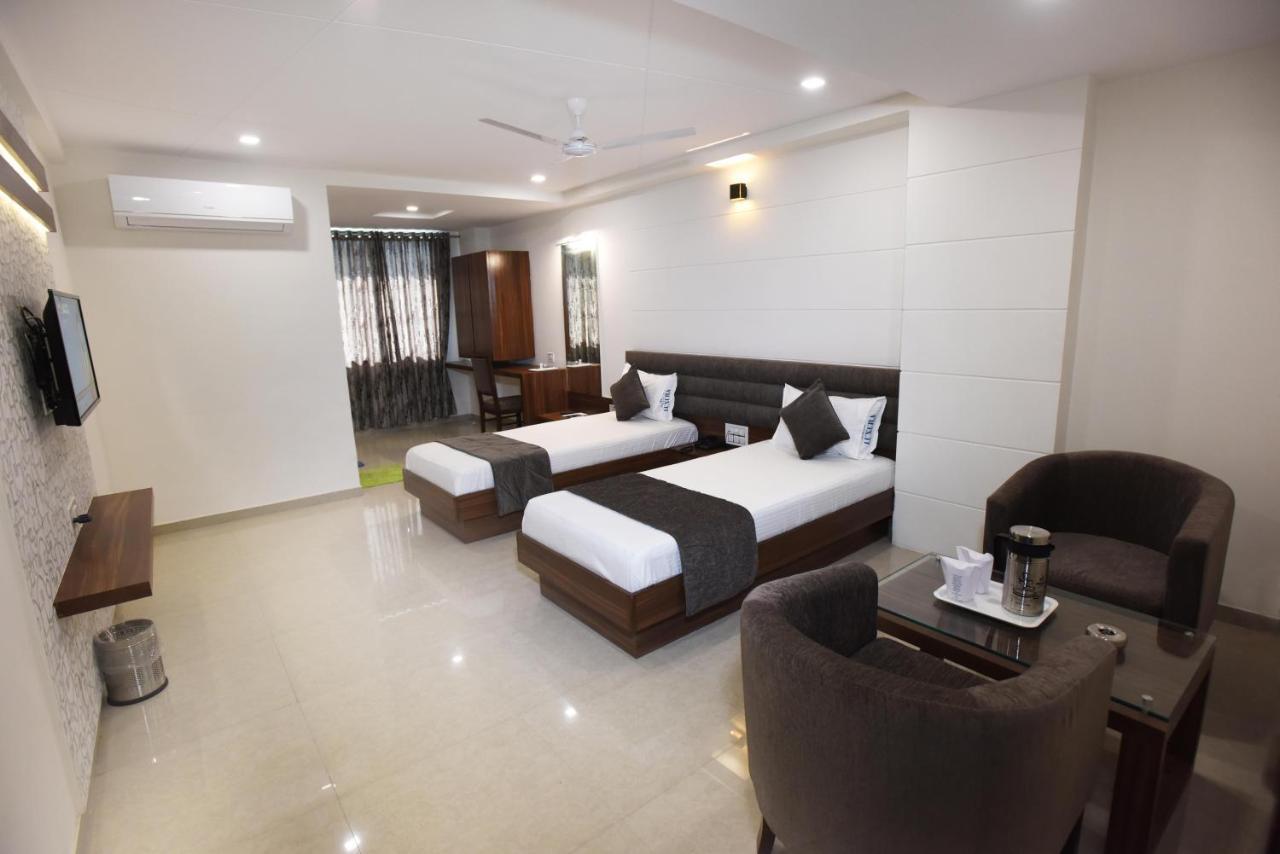 Hotel Luxura, Ahmedabad Exterior photo